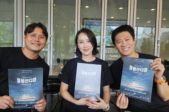 배우 진선규(오른쪽)와 배우 박보경(가운데), 김태준 집사가 28일 경기도 하남 미래를사는교회 1층 카페에서 다음날 무대에 오를 뮤지컬 '유틀란디아-999일의 항해'와 관련한 이야기를 하고 있다. 신은정 기자
