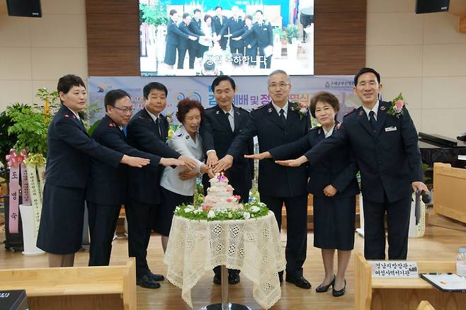 박근일(오른쪽) 담임사관과 구세군 관계자들이 부산영문 90주년을 축하하며 케이크 커팅을 하고 있다.