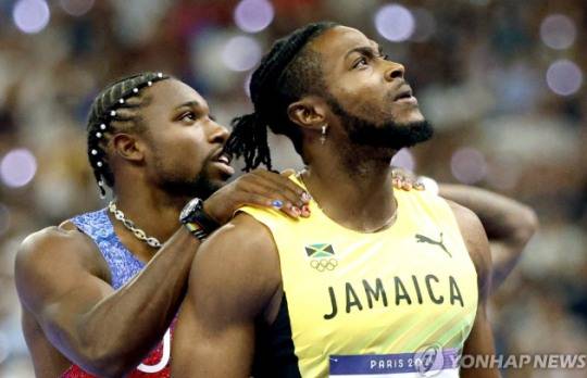 파리올림픽 남자 100ｍ 결선에서 기록을 확인하는 톰프슨(오른쪽)과 라일스. 사진[EPA=연합뉴스]