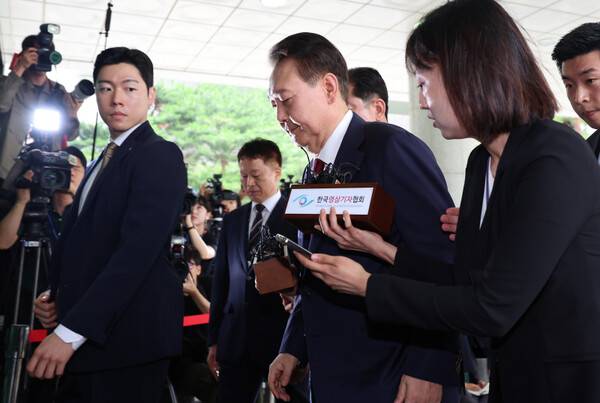 ▲ 윤 전 대통령이 28일 오전 9시55분경 서울고검 청사에 도착한 뒤 기자들의 질문을 받으며 빠르게 걸어가는 모습. ⓒ연합뉴스