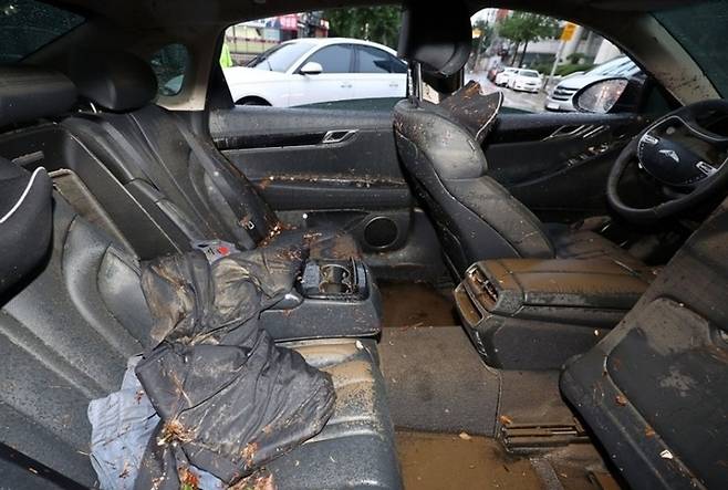 침수차는 오염된 흔적을 말끔하게 없앤 뒤 중고차 시장에 유입된다. [사진출처=연합뉴스]