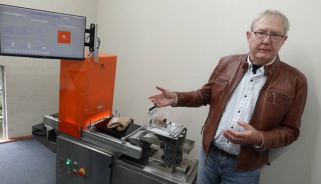 록 마틴 플래티퍼스 비전 CEO가 AI 카메라를 활용한 곡물 품질 검사 장비에 대해 소개하고 있다.