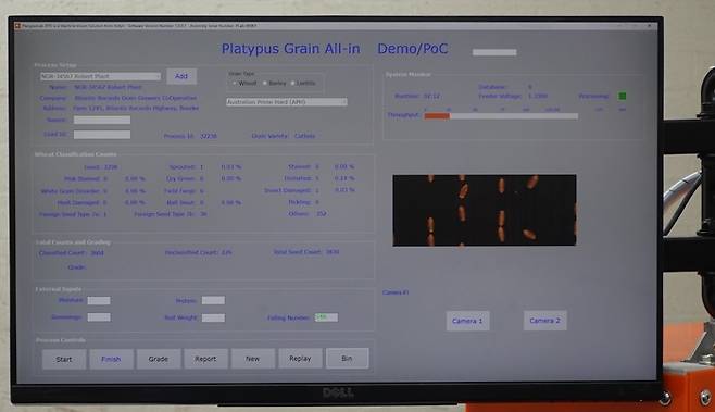 밀알이 컨베이어를 타고 지나가는 모습이 스크린 오른쪽 화면을 통해 영상으로 보여지고 있다.
