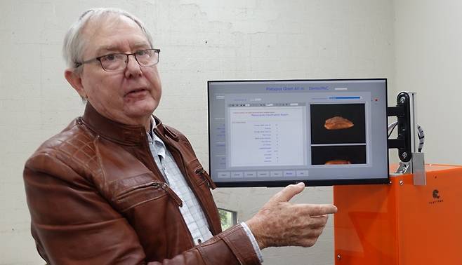 록 마틴 플래티퍼스 비전 CEO가 터치 스크린에 나타나 있는 밀알 분석 결과를 사진과 함께 설명하고 있다.