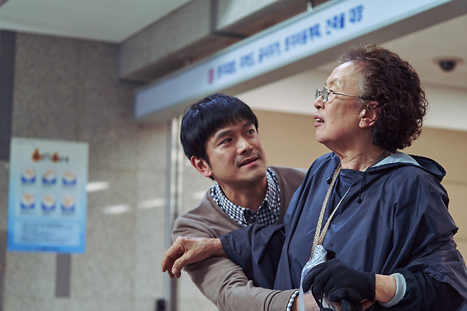 옥분은 오늘도 구청에 민원을 제기하러 왔다. 물론 옥분이 제기하는 민원엔 대부분 이유가 있다. 생활 안전과 관련한 신고가 상당수다. 다만, 구청 입장에서는 옥분의 민원에만 매달릴 수 없으니, 자제해줬으면 하는 바람을 전달하는 것이다. [영화사 시선]