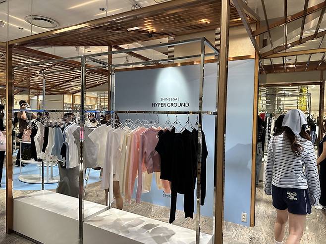 지난 4월 일본 도쿄 이세탄백화점 신주쿠점에서 진행한 신세계 하이퍼그라운드 팝업. 신세계백화점은 패션에서부터 뷰티에 이르기까지 다양한 장르의 신진 디자이너 브랜드의 해외진출을 돕고 있다.