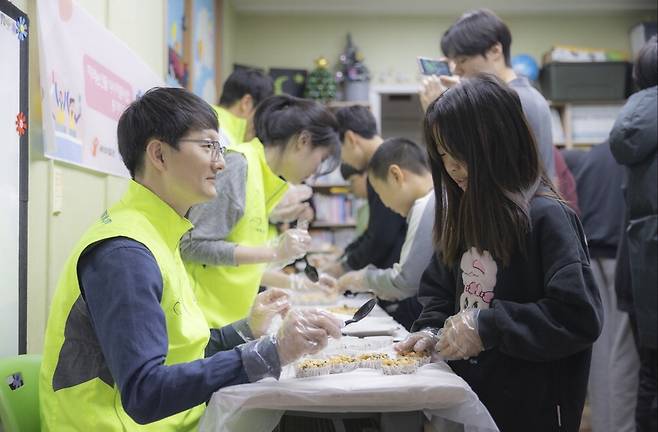 한국남부발전 직원들이 올해 1월 돌봄공백 아동센터를 방문해 설날맞이 명절 음식을 아동들과 함께 만들고 있다.