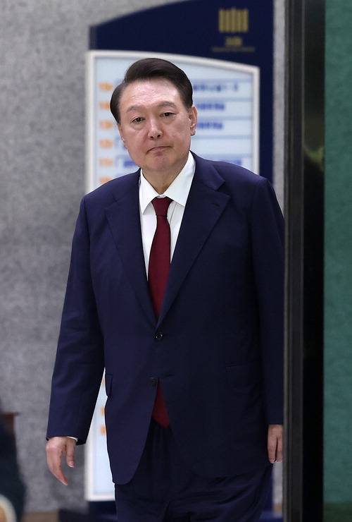 피의자 신분으로 내란 특검 조사를 받은 윤석열 전 대통령이 서초구 서울고검 청사를 나서고 있다.  연합뉴스