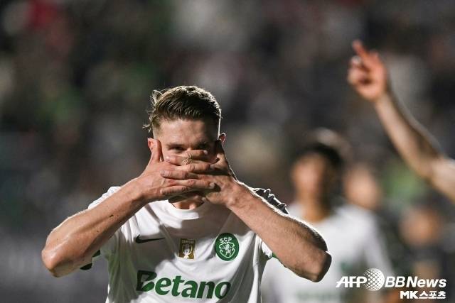 물론 스포르팅이 요케레스 이적에 대한 조건을 낮춰줄 가능성은 크지 않다. 이미 5900만 파운드 수준의 ‘신사 협정’을 무시했다. 요케레스의 바이아웃 조항은 8500만 파운드. 스포르팅은 최소 6500만 파운드를 요구하고 있다. 사진=AFPBBNews=News1