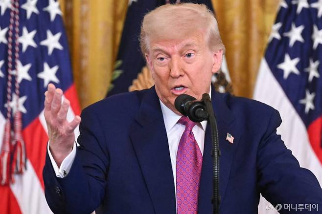 (워싱턴DC AFP=뉴스1) 류정민 특파원 = 도널드 트럼프 미국 대통령이 12일(현지시간) 워싱턴DC 백악관 이스트룸에서 2035년까지 캘리포니아에서 새로운 가솔린 자동차 판매를 금지하도록 한 계획을 무효로 한 법안에 서명하기 전에 발언하고 있다. 트럼프 대통령은 25%인 외국산 자동차에 대한 관세를 그리 머지않은 시점에 더 올릴 수도 있다고 밝혔다. 2025.06.12  ⓒ AFP=뉴스1  Copyright (C) 뉴스1. All rights reserved. 무단 전재 및 재배포,  AI학습 이용 금지. /사진=(워싱턴DC AFP=뉴스1) 류정민 특파원