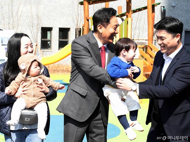 [서울=뉴시스] 홍효식 기자 = 오세훈 서울시장이 31일 서울 광진구 롯데캐슬 이스트폴 미리내집을 방문해 입주 신혼부부들과 인사하고 있다. (공동취재) 2025.03.31. photo@newsis.com /사진=홍효식