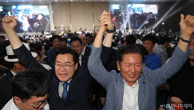 (청주=뉴스1) 김용빈 기자 = 더불어민주당 당권에 도전하는 박찬대·정청래 의원이 29일 오후 충북 청주시 오송읍 오스코에서 열린 ‘더민주전국혁신회의 전국대회’에 참석한 뒤 퇴장하고 있다. 2025.6.29/뉴스1 Copyright (C) 뉴스1. All rights reserved. 무단 전재 및 재배포, AI학습 이용 금지. /사진=(청주=뉴스1) 김용빈 기자