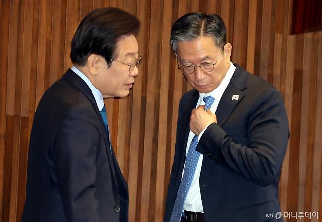 [서울=뉴시스] 조성봉 기자 = 이재명 더불어민주당 대표와 정성호 의원이 10일 오후 서울 여의도 국회에서 열린 제418회국회(정기회) 제18차 본회의에서 대화를 하고 있다. 2024.12.10. suncho21@newsis.com /사진=조성봉