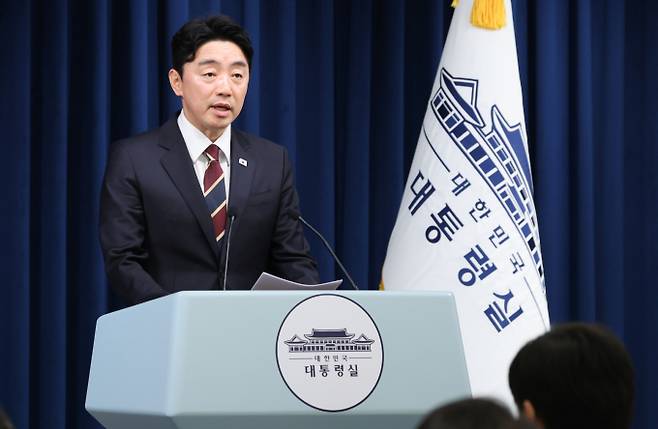 이재명 대통령이 6명의 장관을 지명했다. 사진은 강훈식 대통령 비서실장이 지난 26일 서울 용산구 대통령실 청사에서 헌법재판소장 및 헌법재판관 후보자와 국세청장 후보 인선 발표를 하는 모습. /사진=뉴스1