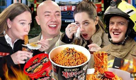 불닭볶음면을 먹는 영국인들. 유튜브 ‘영국남자’ 캡처