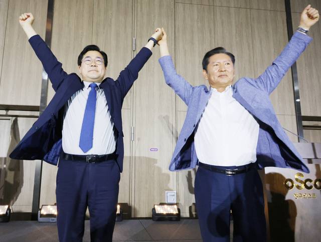 더불어민주당 최대 원외 조직이자 친명(친이재명)계 조직으로 꼽히는 더민주전국혁신회의가 29일 오후 청주 오스코에서 전국대회를 개최한 가운데 더불어민주당 당 대표 후보로 출마한 정청래 의원과 박찬대 의원이 행사에 참석하고 있다. 연합뉴스