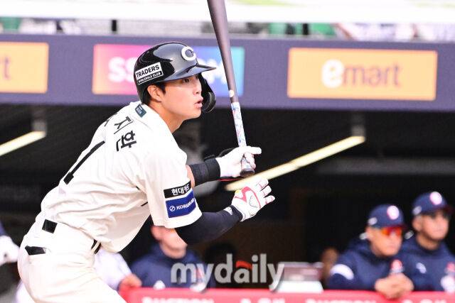 SSG 박지환이 23일 오후 인천 SSG랜더스필드에서 진행된 ‘2025 신한 SOL BANK KBO리그’ 두산-SSG의 경기 7회말 무사 2루에서 안타를 때리고 있다.