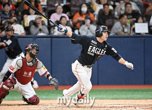 9일 오후 서울 고척동 고척스카이돔에서 진행된 '2025 프로야구 KBO리그' 키움히어로즈와 한화 이글스의 경기. 한화 문현빈이 3회초 1사 1,2루서 1타점 적시타를 터뜨리고 있다./마이데일리