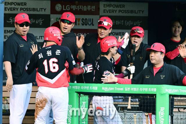 29일 오후 서울 잠실야구장에서 진행된 '2025 프로야구 KBO리그' KIA-LG의 경기.기아 이범호 감독이 6회말 1사 3루에서 희생플라이를 때린 박찬호와 추가점을 기록한 최원준에게 박수를 보내고 있다./잠실=곽경훈 기자