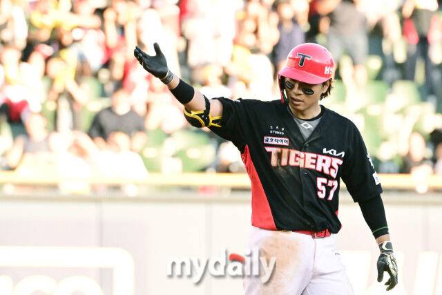 29일 오후 서울 잠실야구장에서 진행된 '2025 프로야구 KBO리그' KIA-LG의 경기.기아 고종욱이 6회초 무사 1루에서 동점 2루타를 때린 뒤 기뻐하고 있다./잠실=곽경훈 기자