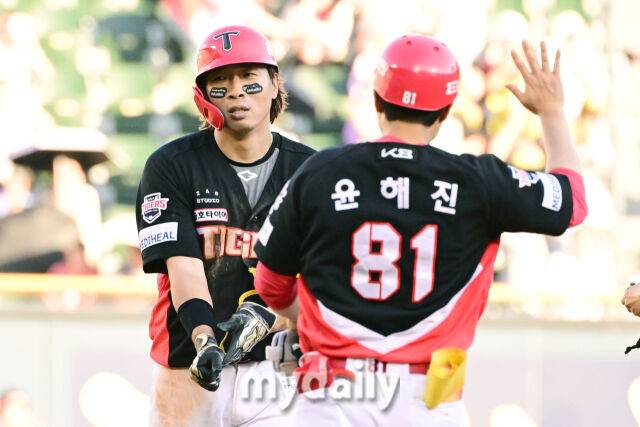 29일 오후 서울 잠실야구장에서 진행된 '2025 프로야구 KBO리그' KIA-LG의 경기.기아 고종욱이 6회초 무사 1루에서 동점 2루타를 때린 뒤 기뻐하고 있다./잠실=곽경훈 기자