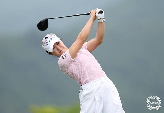 36홀 최소타 신기록을 작성하며 3타 차 선두에 나선 고지우. [사진=KLPGA]