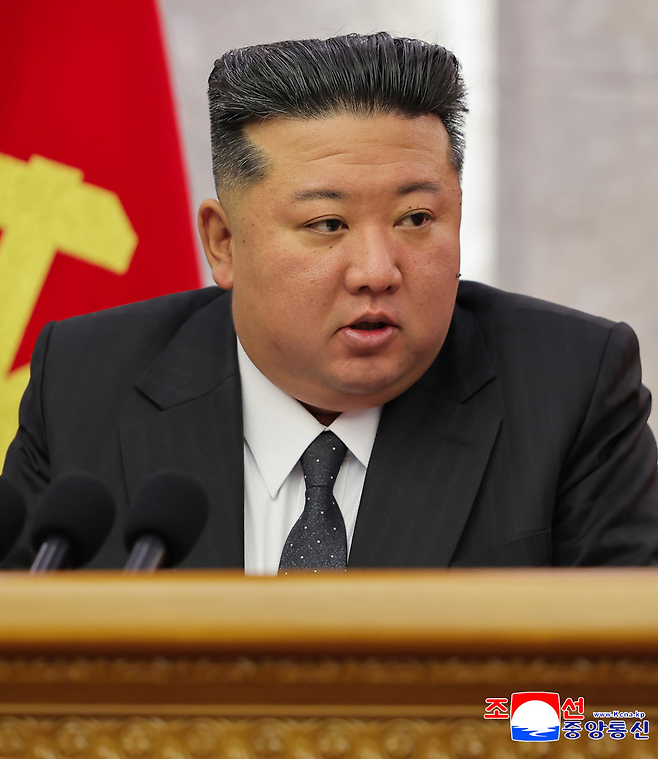 김정은 북한 국무위원장이 지난 21일부터 23일까지 사흘간 노동당 중앙위원회 제8기 제12차 전원회의 확대회의를 열어 상반기를 결산하고 하반기 정책 방향을 논의했다고 조선중앙통신이 24일 보도했다. [연합]