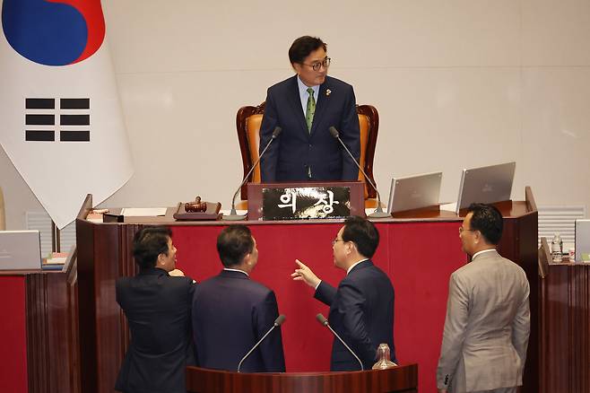 27일 국회 본회의장에서 문진석(왼쪽부터) 더불어민주당 원내수석부대표, 김병기 당대표 직무대행 겸 원내대표, 송언석 국민의힘 원내대표, 유상범 원내수석부대표가 대화하고 있다. [연합]