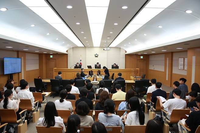 지난 26일 서울행정법원은 제5회 열린강좌로 법학전문대학원생 및 학부생을 대상으로 ‘열린법정’ 행사를 개최했다. 서울행정법원 행정14부 (부장 이상덕)가 진행 중인 재판을 학생들이 방청하고 있다. [서울행정법원 제공]