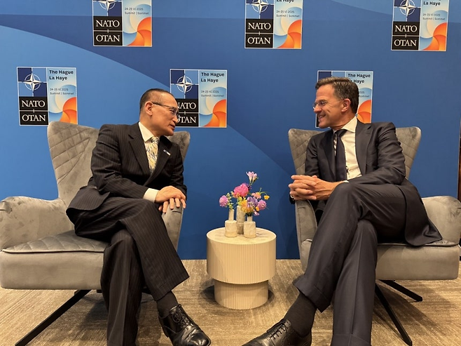 위성락(왼쪽) 국가안보실장이 25일(현지시간) 네덜란드 헤이그에서 열린 북대서양조약기구(나토·나토) 정상회의에 참석해 마크 루터 나토 사무총장을 면담했다. [대통령실 제공]