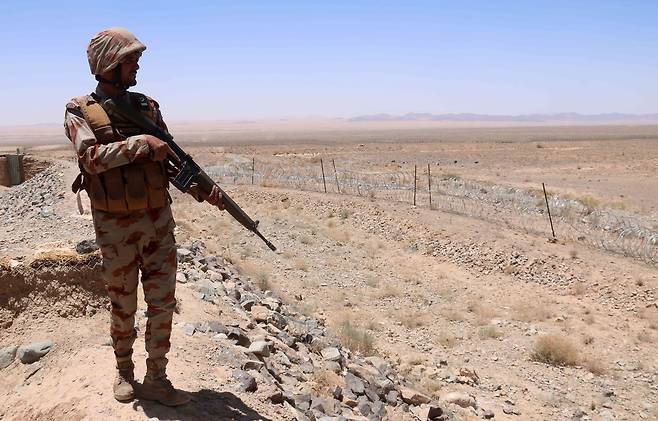 지난 4일(현지시간) 파키스탄-아프가니스탄 국경 지역에서 파키스탄 군인이 경비를 서고 있다. [EPA]