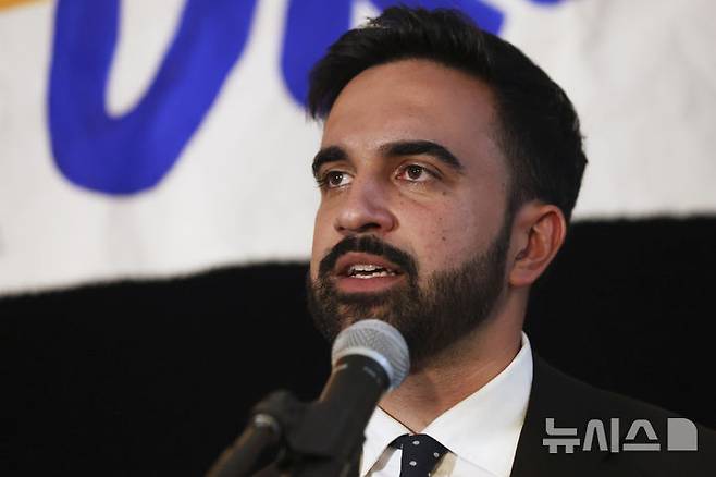 [뉴욕=AP/뉴시스] 24일(현지 시간) 실시된 뉴욕시장 후보 선출을 위한 민주당 예비선거(프라이머리)에서 승리한 조란 맘다니 뉴욕주 의원(33)이 지지자들이 모인 가운데 연설하고 있다. 2025.06.29.