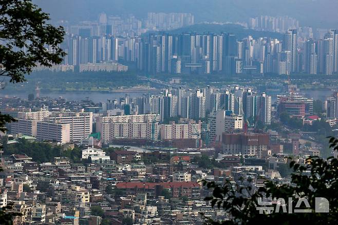 [서울=뉴시스] 정병혁 기자 = 27일 서울 중구 남산에서 서울시내 아파트가 보이고 있다. 정부가 오는 28일부터 수도권·규제지역 내 주택담보대출(주담대) 최대한도를 6억원으로 제한한다. 생애 최초 주택구입 목적 주택담보대출 주택담보인정비율(LTV)도 현행 80%에서 70%로 강화한다. 정부는 긴급 가계부채 점검회의를 열고 가계대출 총량관리목표 50% 감축, 수도권·규제지역 추가 주택구입 목적 주담대 금지, 수도권·규제지역 주담대 한도 6억원 제한, 수도권·규제지역 생애최초 LTV 80%→70% 강화 및 6개월 내 전입의무 등 수도권에 집중된 가계부채 관리방안을 확정했다. 2025.06.27. jhope@newsis.com