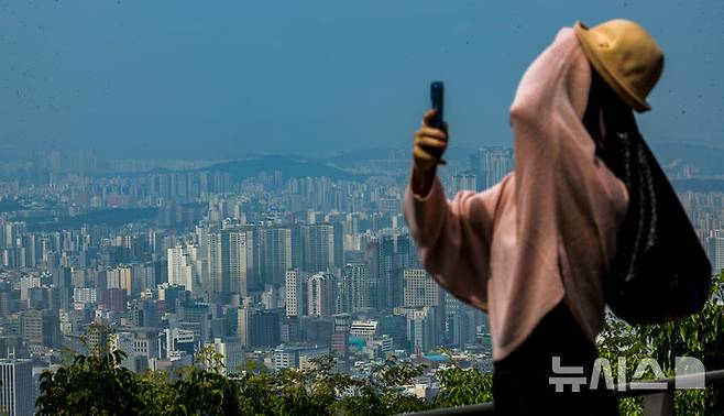 [서울=뉴시스] 정병혁 기자 = 지난 27일 서울 중구 남산에서 보이는 서울시내 아파트의 모습. 2025.06.29. jhope@newsis.com