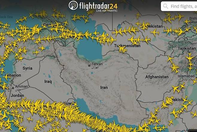 [서울=뉴시스]이스라엘이 13일(현지 시간) 이란을 선제 공격하면서 양국 간 군사적 긴장이 전면전 국면으로 치닫는 가운데, 중동 지역 국가들이 일제히 영공을 폐쇄했지만 이란은 28일 영공 봉쇄 해제를 발표했다. 사진은 13일 항공기 추적 사이트 ‘플라이트레이더24'가 표시한 6월 13일 중동지역 항공기 상황. <사진출처: 플라이트레이더24 사이트>2025.06.29.