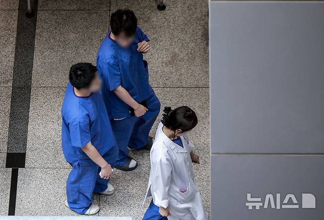 [서울=뉴시스] 정병혁 기자 = 20일 서울시내 대학병원에서 의료진들이 이동하고 있다. 2025.05.20. jhope@newsis.com