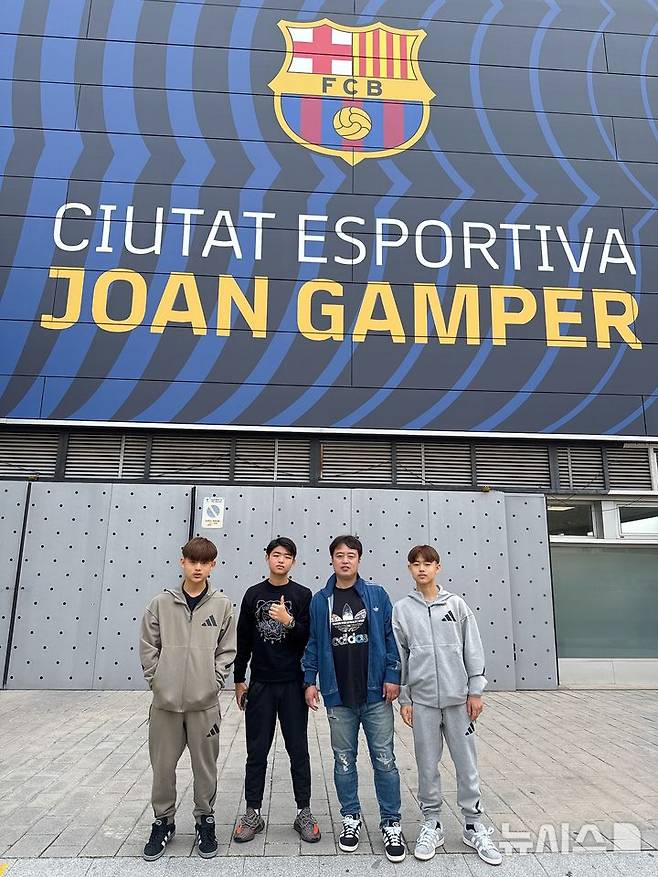 [서울=뉴시스] 스페인 프로축구 프리메라리가 FC바르셀로나 유스로 이적한 이대한(맨 왼쪽), 이민국(맨 오른쪽)과 '형' 이청용, '아버지' 이정욱씨, (사진=이정욱씨 제공) *재판매 및 DB 금지