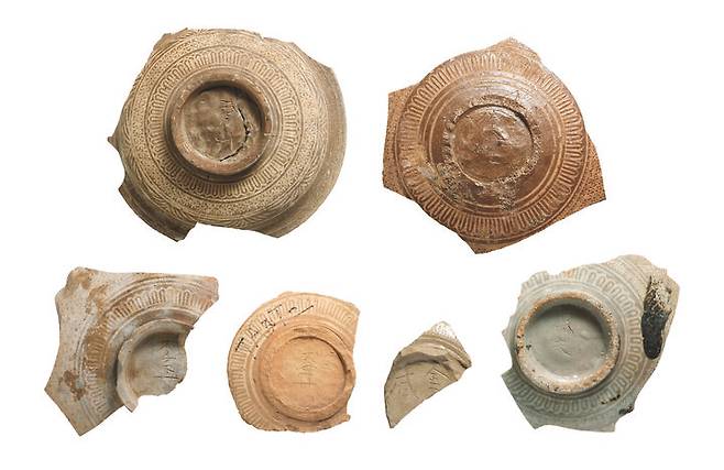 [서울=뉴시스] 장인 이름이 새겨진 분청사기 인화무늬 발·접시 조각, 조선 15세기, 광주광역시 충효동 가마터 출토, 국립광주박물관 소장 (사진=국립중앙박물관 제공0 2025.06.27. photo@newsis.com *재판매 및 DB 금지