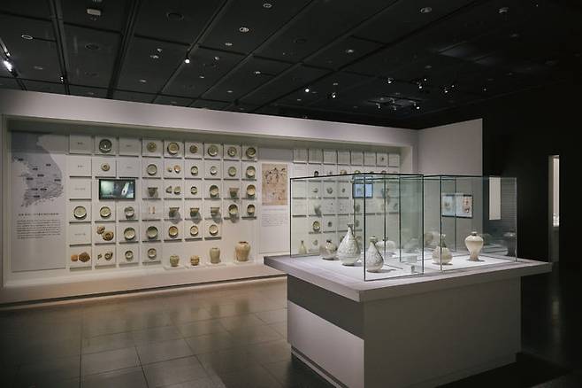 [서울=뉴시스] 국립중앙박물관 용산 이전 개관 20주년 특별전 '새 나라 새 미술, 조선 전기 미술 대전' 중 공납 자기 전시 모습 (사진=국립중앙박물관 제공) 2025.06.27. photo@newsis.com *재판매 및 DB 금지