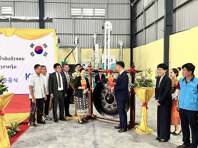 [세종=뉴시스]농촌진흥청이 27일 라오스 비엔티안주 빡늠군에서 'KOPIA 라오스 벼 패키지 사업 미곡종합처리장(RPC) 준공식'을 진행 중이다. (사진=농진청 제공) *재판매 및 DB 금지