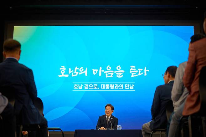 [서울=뉴시스] 이재명 대통령이 25일 광주 국립아시아문화전당에서 광주시민·전남도민과 타운홀미팅을 하고 있다. (사진=대통령실 제공) 2025.06.25. photo@newsis.com *재판매 및 DB 금지