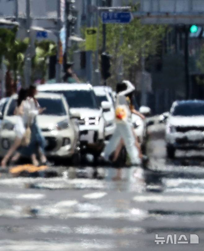 [제주=뉴시스] 우장호 기자 = 올해 첫 폭염특보가 발효되는 등 무더운 날씨를 보인 29일 오후 제주시 건입동 도로 위로 아지랑이가 피어오르고 있다.기상청에 따르면 당분간 폭염특보가 발표된 제주도북부, 동부, 중산간을 중심으로 뜨겁고 습한 남풍류가 유입돼 무더운 날씨가 이어질 것으로 전망된다. 2025.06.29. woo1223@newsis.com