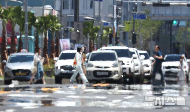 [제주=뉴시스] 우장호 기자 = 올해 첫 폭염특보가 발효되는 등 무더운 날씨를 보인 29일 오후 제주시 건입동 도로 위로 아지랑이가 피어오르고 있다.기상청에 따르면 당분간 폭염특보가 발표된 제주도북부, 동부, 중산간을 중심으로 뜨겁고 습한 남풍류가 유입돼 무더운 날씨가 이어질 것으로 전망된다. 2025.06.29. woo1223@newsis.com