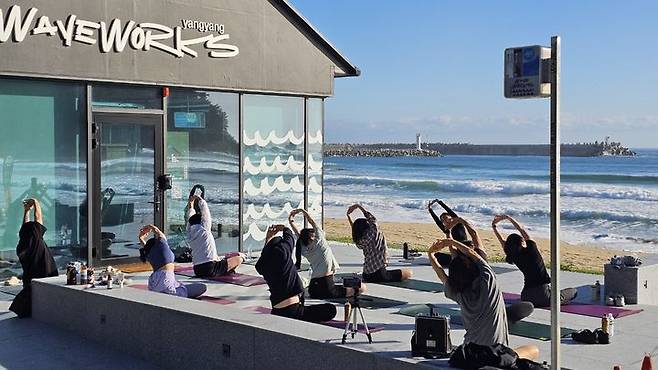 [양양=뉴시스] 양양군이 참여자를 대상으로 워케이션 프로그램을 운영하고 있는 모습.(사진=양양군 제공)photo@newsis.com *재판매 및 DB 금지