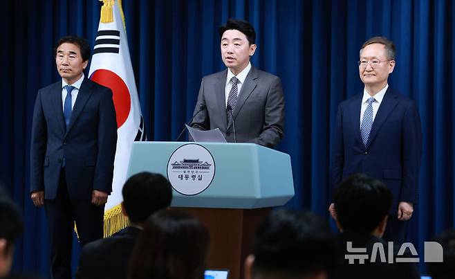 [서울=뉴시스] 고범준 기자 = 강훈식 비서실장이 29일 서울 용산 대통령실 청사에서 인사 관련 브리핑을 하고 있다. 왼쪽부터 전성환 경청통합수석비서관, 강 비서실장, 봉욱 민정수석. 2025.06.29. bjko@newsis.com