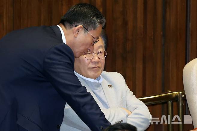[서울=뉴시스] 조성우 기자 = 이재명(오른쪽) 전 더불어민주당 대표가 14일 오후 서울 여의도 국회에서 열린 제424회 국회(임시회) 제2차 본회의 정치·외교·통일·안보 분야 대정부질문에서 정성호 의원과 대화하고 있다. 2025.04.14. xconfind@newsis.com