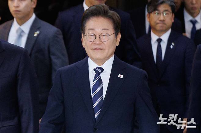 이재명 대통령이 26일 오전 서울 여의도 국회에서 2025년도 제2회 추가경정예산안에 대한 정부의 시정연설을 마치고 본회의장을 나서고 있다. 윤창원 기자