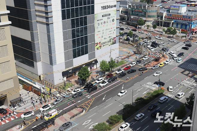 커넥트현대를 방문한 차량들로 인해 혼잡한 교통 상황. 임성민 기자