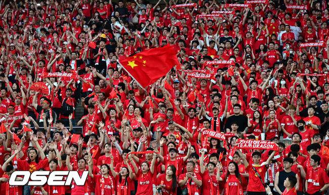 [OSEN=서울월드컵경기장, 지형준 기자] 중국이 예고했던 놀랄 일은 없었다. 한국이 무난하게 중국을 잡아내며 '공한증'&nbsp;역사를 이어갔다.김도훈 임시 감독이 이끄는 대한민국 축구대표팀은 11일 오후 8시 서울월드컵경기장에서 열린 2026 국제축구연맹(FIFA) 북중미 월드컵 아시아 2차 예선 C조 6차전에서 중국을 1-0으로 꺾었다.이날 승리로 한국은 위르겐 클린스만 감독, 황선홍 감독, 김도훈 감독 등 세 명의 감독으로 2차 예선을 치루면서 승점 16(5승 1무)라는 성적으로 조 1위를 확정했다.&nbsp;또한 3차 예선에서 아시아 랭킹 3위로 일본, 이란에 이어서 톱시드 자리를 확보하는데 성공했다.전반 중국 원정 응원단이 열띤 응원을 선보이고 있다. 2024.06.11 / jpnews@osen.co.kr