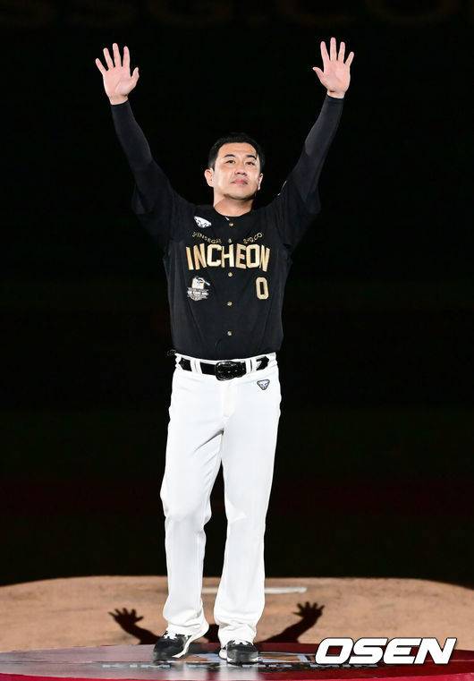 [OSEN=인천, 김성락 기자] 프로야구 한화 이글스가 에이스 맞대결에서 짜릿한 5-2 역전승을 거뒀다.&nbsp;이날 경기 종료 후 한화 김강민의 SSG 은퇴식이 열렸다.김강민이 관중에게 인사하고 있다. 2025.06.28 / ksl0919@osen.co.kr